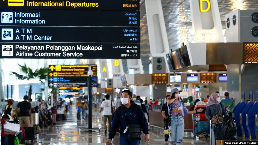 Para penumpang di Bandara Soekarno-Hatta yang hendak mudik di tengah pandemi COVID-19, Tangerang, 4 Mei 2021. (Foto: Ajeng Dinar Ulfiana/Reuters) 