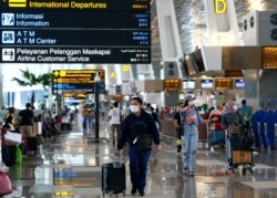 Para penumpang di Bandara Soekarno-Hatta yang hendak mudik di tengah pandemi COVID-19, Tangerang, 4 Mei 2021. (Foto: Ajeng Dinar Ulfiana/Reuters)