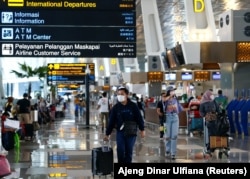 Para penumpang di Bandara Soekarno-Hatta di tengah pandemi COVID-19, Tangerang, 4 Mei 2021. (Foto: Ajeng Dinar Ulfiana/Reuters)