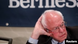 Le candidat démocrate à la présidentielle américaine, Bernie Sanders, lors d'une table ronde sur le coronavirus à Detroit, Michigan, États-Unis, le 9 mars 2020. REUTERS / Lucas Jackson