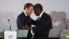 Le président français Emmanuel Macron (L) salue son homologue ivoirien, le président Alassane Ouattara, en marge d'une conférence de presse au Palais présidentiel à Abidjan le 21 décembre 2019.