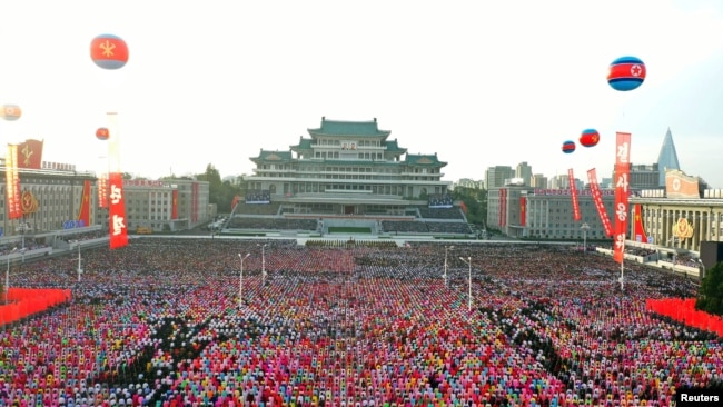 资料照片：人们聚集在平壤金日成广场庆祝统治国家的朝鲜劳动党建党75周年。(2020年10月10日) 