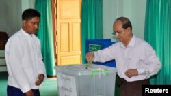 သမ္မတ ဦးသိန်းစိန် ၂၀၁၂ ကြားဖြတ်ရွေးကောက်ပွဲမှာ မဲပေးနေပုံ။ 