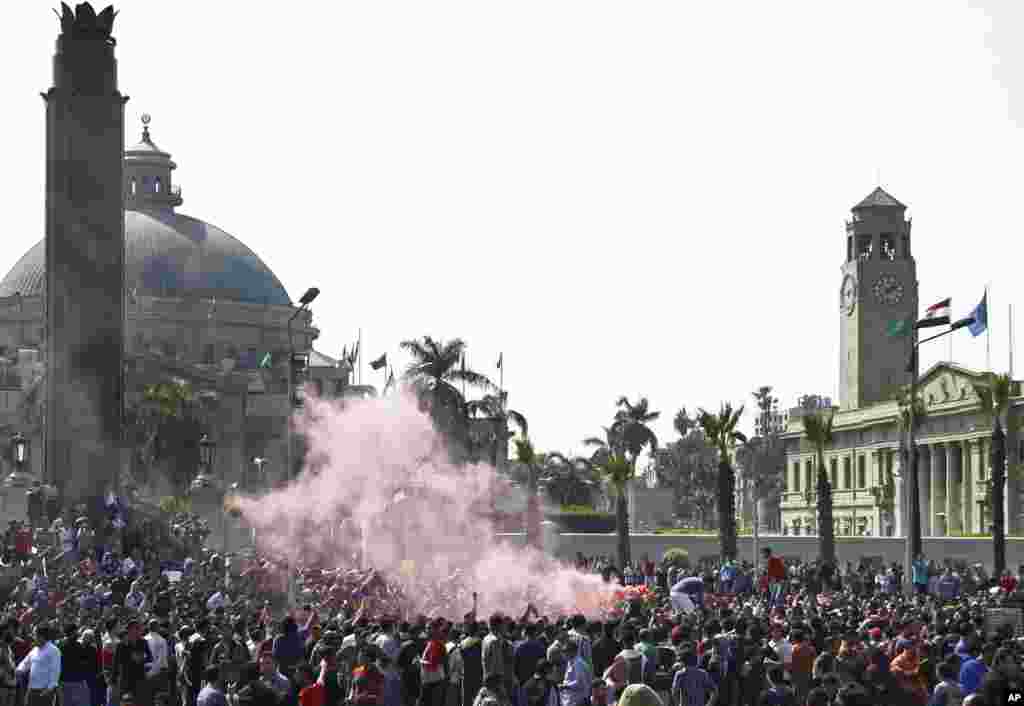 Asap merah mengepul di tengah demonstrasi yang dilakukan oleh pendukung presiden Mesir terguling Mohamed Morsi di luar kampus Cairo University di Giza (26/3).&nbsp;(AP/Ahmed Abdel Fattah, El Shorouk)&nbsp;