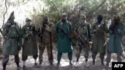 Shugaban kungiyar Boko Haram, Abubakar Shekau, tare da wasu mayakansa a wannan hoto da aka cire daga jikin wani faifan bidiyo.