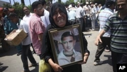 Egyptian woman carrying photo of relative killed in 2011 revolution protests high court ruling, Alexandria, June 15, 2012.