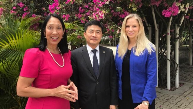 美国驻海地大使馆推特帐号2019年4月3日贴出美国驻海地大使希森(左)与台湾驻海地大使胡正浩、美国国务院主管海地、加拿大及加勒比海事务副助卿克尔施特合照(取自美国驻海地大使馆推特帐号)