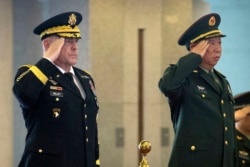 资料照片：时任陆军参谋长的米利上将访问北京时会晤时任中国陆军司令的李作成。（2016年8月16日）
