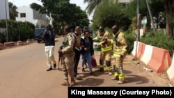 Les éléments de force de sécurité et les secours encadrent des personnes évacuées du lieu de l'attaque des jihadistes à Bamako, Mali, 20 novembre 2015. Crédit King Massasy 