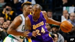 Kobe Bryant des Los Angeles Lakers contre les Boston Celtics pendant le deuxième trimestre d'un match de basket de la NBA à Boston le mercredi 30 décembre 2015. (AP Photo / Winslow Townson)