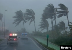 La policía patrulla en una calle de San Juan, Puerto Rico donde los vientos del huracán Irma alcanzaron los 295 kilómetros por hora.