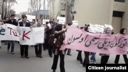 Tehran Universitetində üzərində "Türkün dili rəsmi olsun" şüarı yazılmış plakat