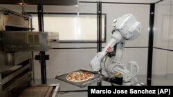 加州山景城的皮萨饼店Zuma Pizza用机器人诺埃尔·洛佩兹来切皮萨饼。（2016年8月29日）
