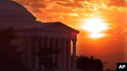 El monumento a Jefferson en Washington D.C. en esta foto del 6 de diciembre de 2001, al final de un día récord de calor. Una ola de calor peligrosa se ha pronosticado para este fin de semana del Día de los Caídos en Texas y el sureste de EE.UU. 