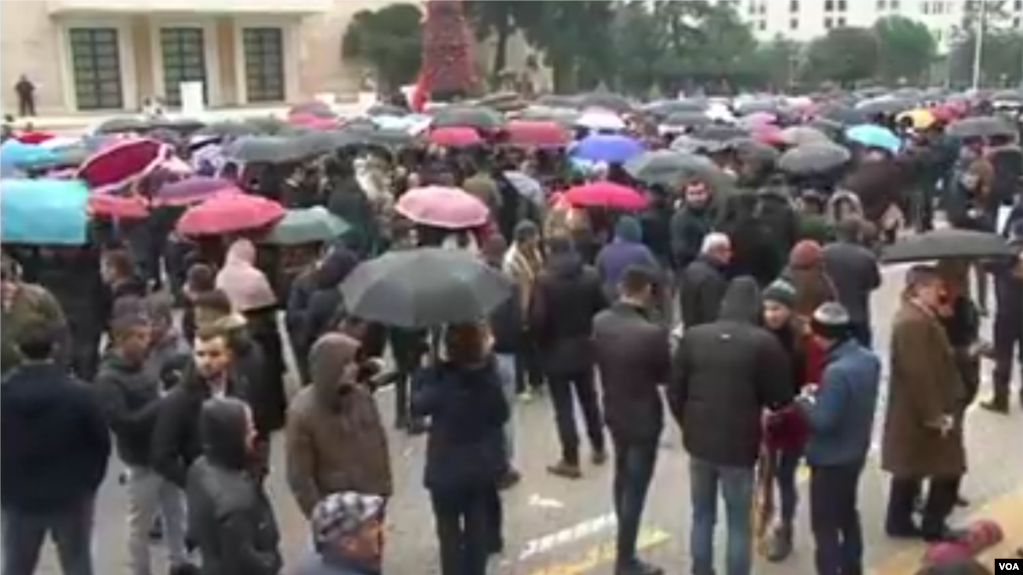 Tiranë: Protesta e studentëve vazhdon në ditën 13 pa zgjidhje e pa bisedime