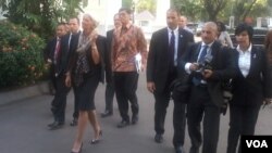 Direktur Pelaksana IMF Christine Lagarde dan para pejabat IMF saat memasuki kompleks Istana Kepresidenan di Jakarta, Selasa 1/9 (foto: VOA/Andylala).