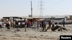 Warga berkumpul di sekitar lokasi kejadian ledakan bom bunuh diri di Tuz Khurmato, 170 kilometer sebelah utara ibukota Baghdad (28/7).