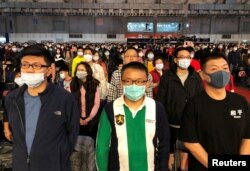 资料照：台湾富士康工人戴着口罩参加在台北举行的春节年终聚会。（2020年1月22日）