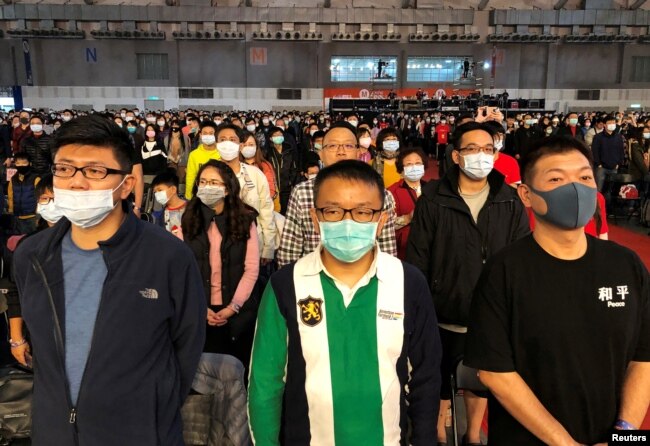 资料照:台湾富士康工人戴着口罩参加在台北举行的春节年终聚会。(2020年1月22日)