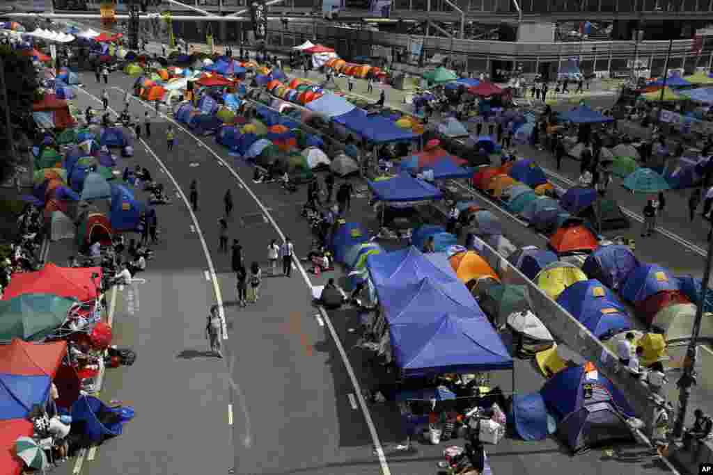 Lines of tents set up by pro-democracy demonstrators occupy a large area outside government headquarters, Hong Kong, Oct. 16, 2014.