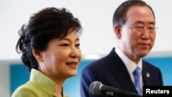 한국의 박근혜 대통령(왼쪽)이 6일 미국 뉴욕의 유엔 본부를 방문하고, 반기문 사무총장과 회담했습니다.