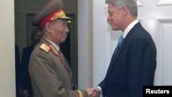 지난 2000년 10월 빌 클린턴 미국 대통령이 김정일 북한 국방위원장의 특사로 백악관을 방문한 조명록 국방위 부위원장과 만났다.