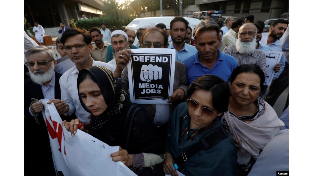 Para jurnalis meneriakkan slogan-slogan dalam unjuk rasa menentang PHK di Karachi, Pakistan, 26 Februari 2019. (Foto: Akhtar Soomro/Reuters)