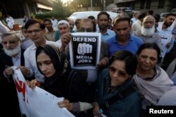 Para jurnalis meneriakkan slogan-slogan dalam unjuk rasa menentang PHK di Karachi, Pakistan, 26 Februari 2019. (Foto: Akhtar Soomro/Reuters)