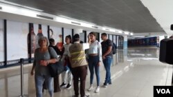 Controles de temperatura a viajeros en el aeropuerto internacional La Aurora en Ciudad de Guatemala. 