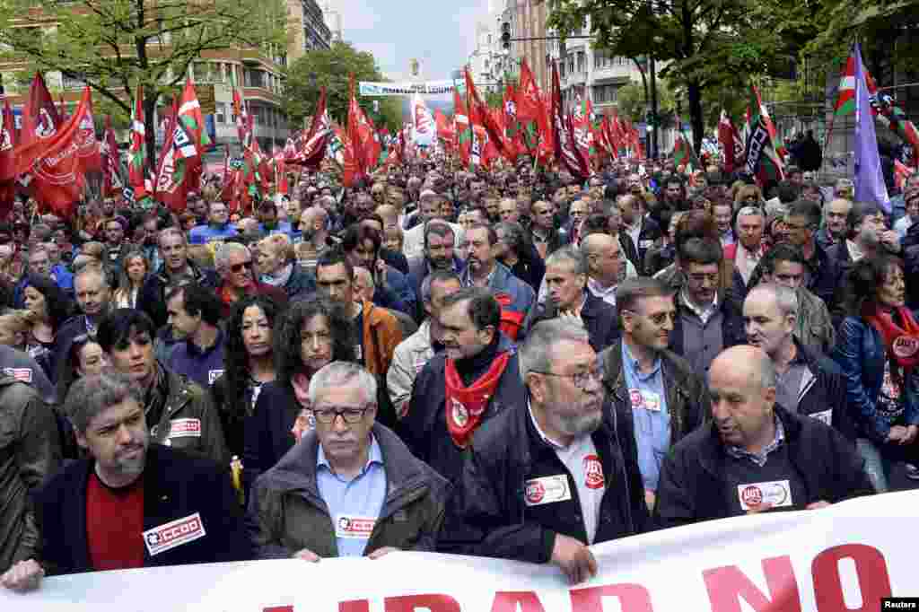 Ignacio Fernandez Toxo (2nd L) and Candido Mendez (2nd R), general secretaries of Spain&#39;s leading trade unions CCOO and UGT, march as they are flanked by Basque CCOO and UGT leaders Unai Sordo (L) and Raul Arza during May Day celebrations in Bilbao.