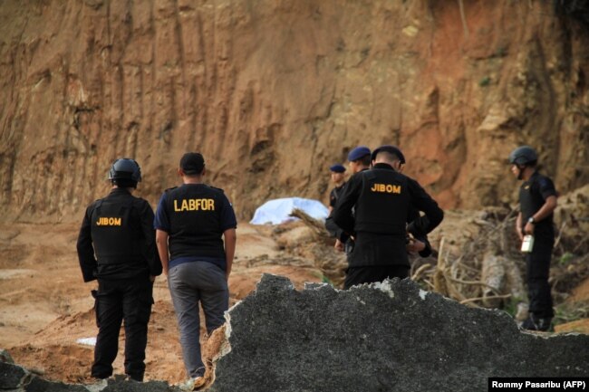 Polisi bersiap meledakkan bahan peledak di Sibolga pada 14 Maret 2019, menemukan dari tersangka dalam tahanan polisi yang diidentifikasi sebagai anggota Jemaah Ansharut Daulah (JAD). (Foto: AFP/Rommy Pasaribu)