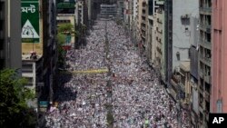 Hundreds of thousands of Hifazat-e-Islam activists gather for a rally to demand authorities enact an anti-blasphemy law punishing people who insult Islam, in Dhaka, Bangladesh, Apr. 6, 2013. 