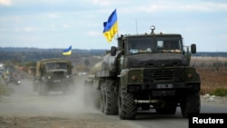 지난 5일 우크라이나 동부 마을 슬로브얀스크 마을에서 정부군 차량이 이동 중이다.