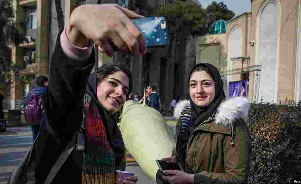 این دو دختر دانشجو با یک موشک در دانشگاه امیر کبیر تهران سلفی می گیرند. نمایش موشک بالستیک «ذوالفقار» در پلی تکنیک؛ به نظر شما آیا جای موشک در دانشگاه است؟