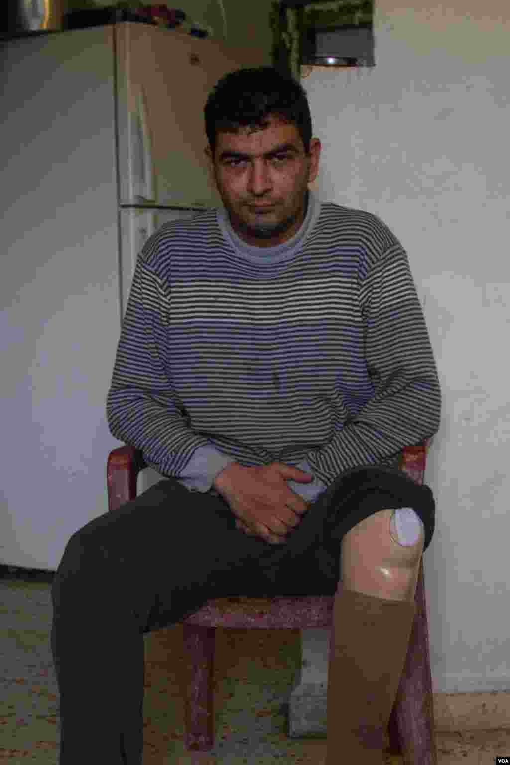Ahmad lost his leg in a car accident back in Syria, John Owens/VOA.