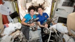 Les astronautes américaines Jessica Meir (G) et Christina Koch dans la Station Spatiale Internationale. Photo publiée par la NASA le 17 octobre 2019.