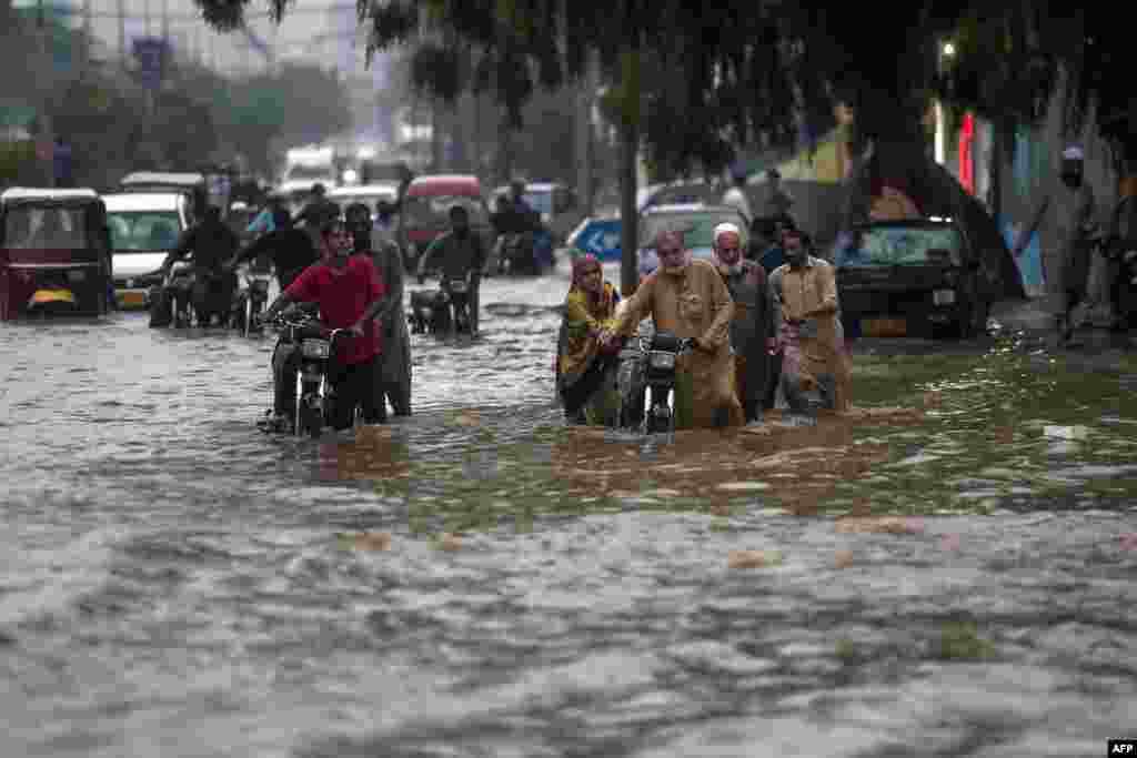 کراچی کی مرکزی شاہراہوں پر بارش کے پانی سے بہت سی گاڑیاں اور موٹرسائیکلیں بند ہو گئیں جس سے لوگوں کو شدید مشکلات کا سامنا کرنا پڑا۔