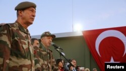 군복을 입은 타이이프 에르도안 터키 대통령이 1일 터키 하타이 주 터키-시리아 국경 지역에 있는 오굴피나르 군기지를 방문해 연설을 하고 있다.