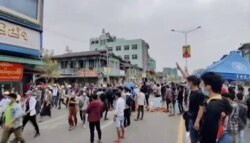 Massa bentrok dengan polisi dalam aksi protes di Myitkyina, Myanmar, 8 Maret 2021. (Foto: Reuters dari video media sosial)