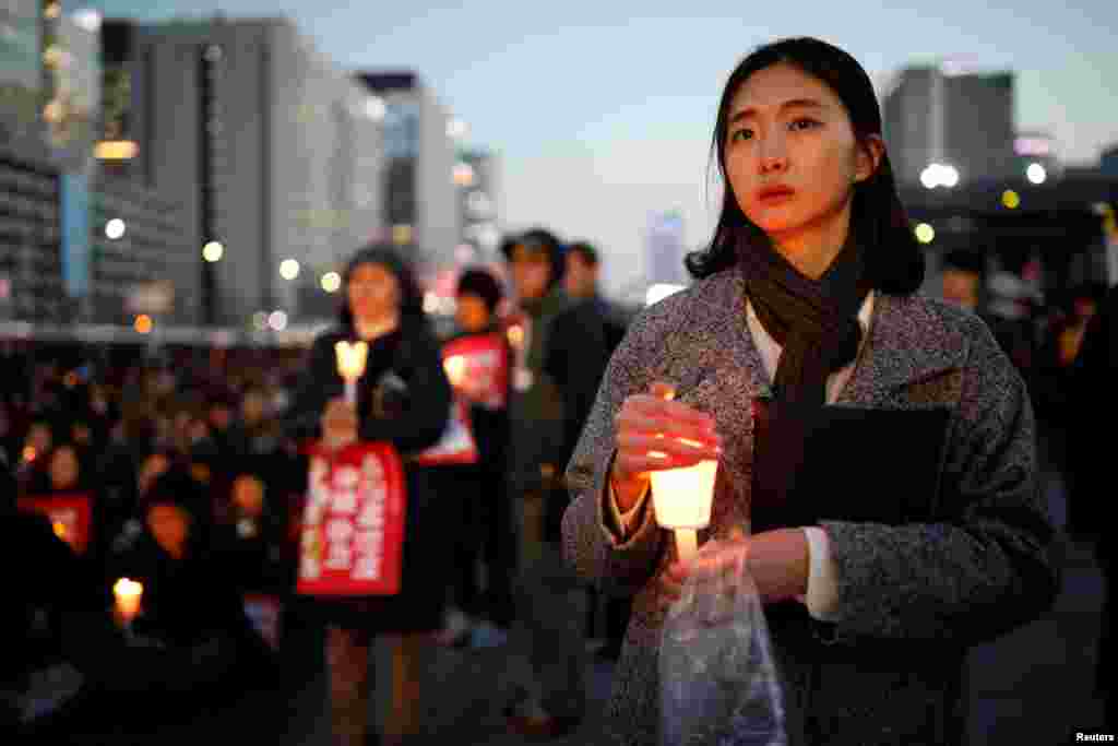 Warga Korea Selatan menghadiri rapat umum menuntut penahanan terhadap Presiden Park Geun-hye yang dimakzulkan, di Seoul.