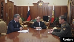 9일 모스크바에서 세르게이 쇼이구 국방장관(왼쪽), 블라디미르 푸틴 러시아 대통령(가운데)과 발레리 게라시모프 합동참모부 최고사령관(오른쪽).