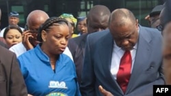 Jean-Pierre Bemba, à côté d’Eve Bazaiba, secrétaire générale du MLC, après son arrivée à l’aéroport international de N’Djili, à Kinshasa, 1 août 2018.