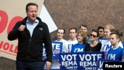 Perdana Menteri Inggris David Cameron berpidato di hadapan pendukung kampanye agar Inggris tetap menjadi anggota Uni Eropa, di Witney, Oxfordshire (14/5). (Reuters/Will Oliver)