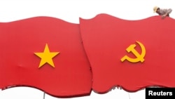 Dựng pano và cờ chuẩn bị cho một khóa họp Quốc Hội tại Hà Nội, 2016. Hình minh họa.