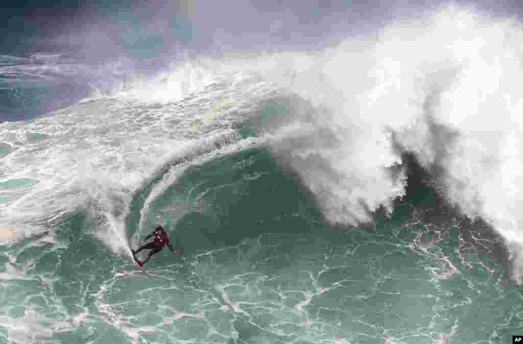 İspanyol sörfçü Axi Muniain, Portekiz&#39;in Praia do Norte plajında dalgalara meydan okuyor. &nbsp;&nbsp;
