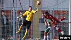 Penjaga gawang Pakistan Saqib Hanif (kiri) melompat untuk menyelamatkan gawang dalam pertandingan persahabatan dengan Afghanistan di Kabul (20/8).