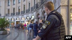 Polisi mengamankan daerah dekat alun-alun Stachus di Munich (22/7) menyusul penembakan yang terjadi.