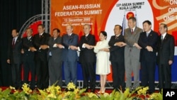 ປະທານາທິບໍດີ ຣັດເຊຍ ທ່ານ Vladimir Putin (ຄົນທີ 5 ຈາກຊ້າຍ) ເຫັນຈັບມືກັບບັນດາຜູ້ນ້ຳ ຂອງອາຊຽນ ຫຼື ASEAN ໃນລະຫວ່າງ ການທາບທາມຕໍ່ກຸ່ມ ໃນເບື້ອງຕົ້ນ ຂອງຣັດເຊຍ, ຢູ່ທີ່ກອງປະຊຸມສຸດຍອດ ທີ່ນະຄອນ Kuala Lumpur ຂອງ Malaysia, ວັນທີ 13 ທັນວາ 2005.