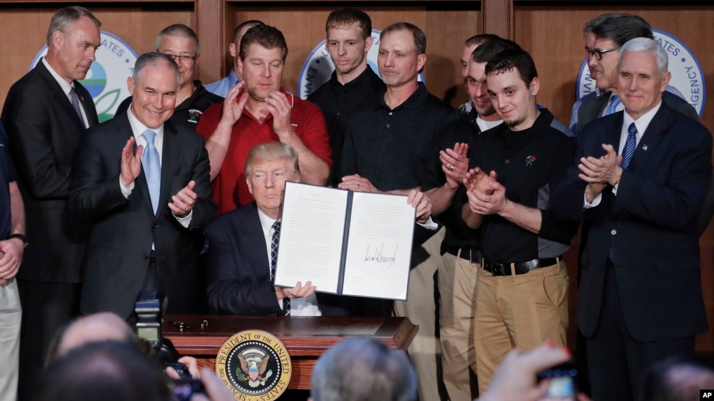 Presidenti Trump nënshkruan urdhërin ekzekutiv për mjedisin