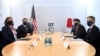 El secretario de Estado de EE. UU., Antony Blinken, y el ministro de Relaciones Exteriores de Japón, Yoshimasa Hayashi, posan mientras se reúnen durante la cumbre de ministros de Relaciones Exteriores y Desarrollo del G7 en Liverpool, Reino Unido, el 11 de diciembre de 2021.
